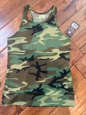 Womens Camo Athletic Tank Top - large but fits like a small. NWT